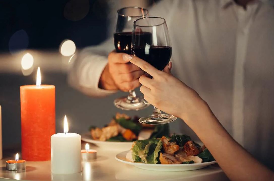Мать устраивает истерики из-за распитой дочерью с мужем бутылки вина за ужином: «Так и становятся алкоголиками!»
