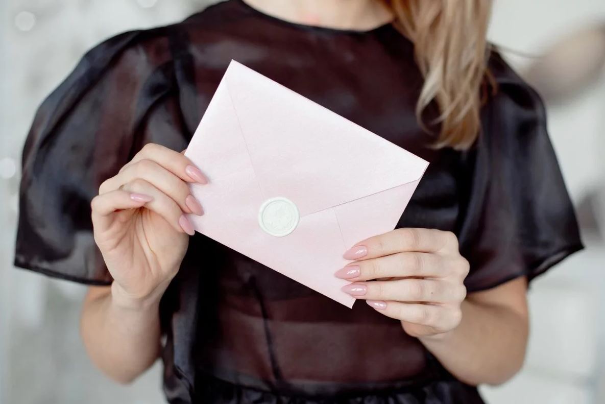 Невестке на день рождения свекры кладут в конверт гораздо меньше денег, чем сыну