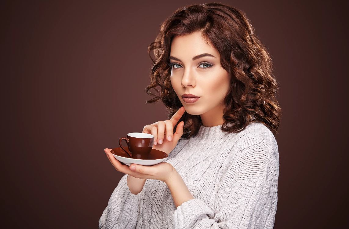 «Каждый платит за себя»: у девушки – чашечка кофе, у мужчины – куча закусок, салат и горячее