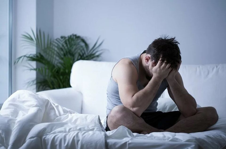 Муж спит по четыре часа в сутки: «отдыхает» в интернете