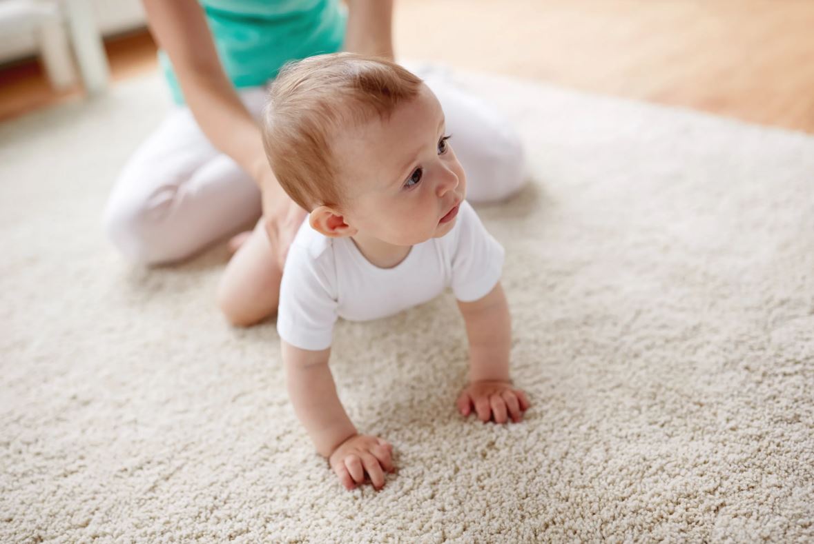 Свекровь увидела, что двухлетний внук ходит без подгузника, и злится: «Он испортит нам ковры и мебель!»