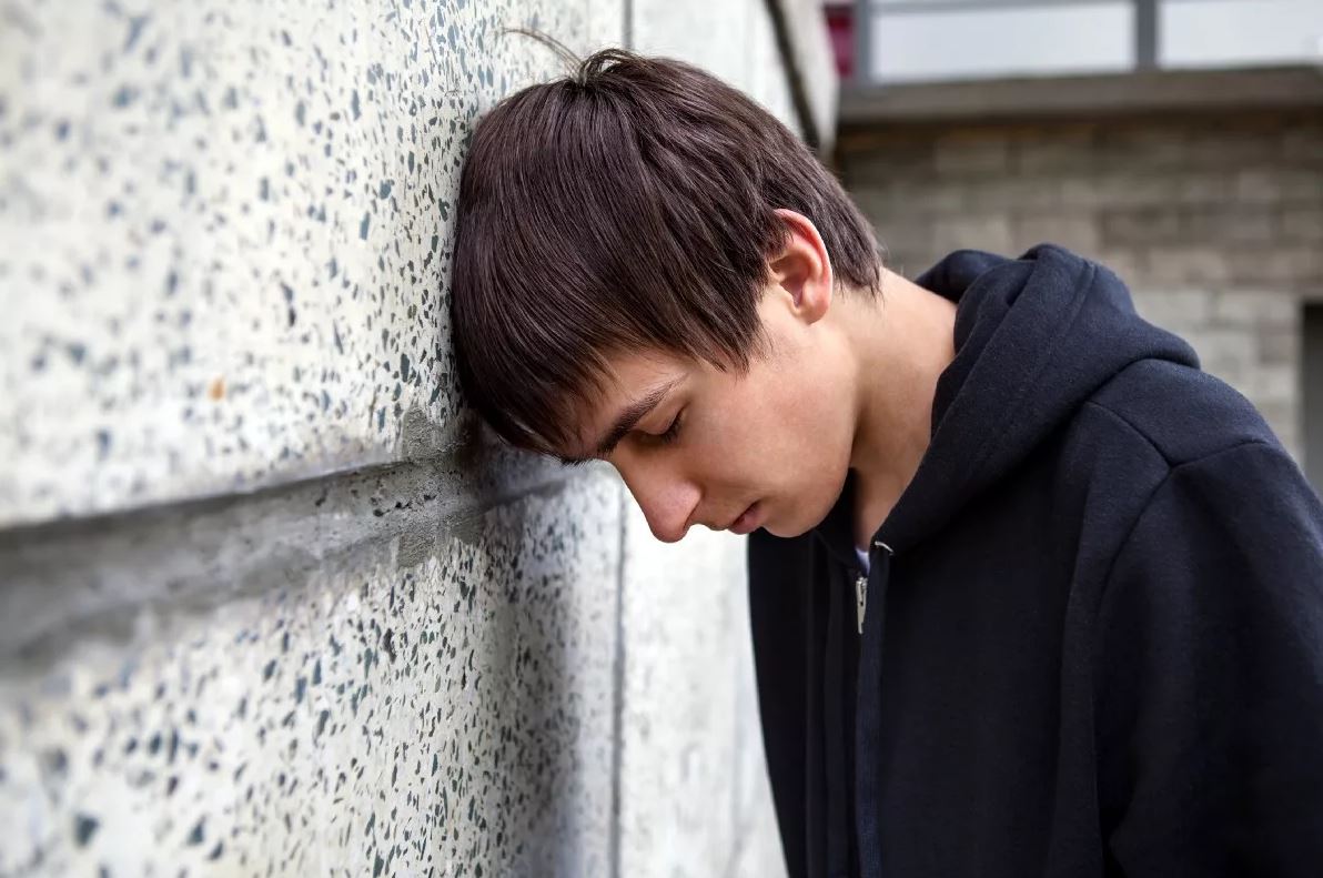 «В восемнадцать лет без родителей ты никто, не выживешь!» — говорит брату сестра